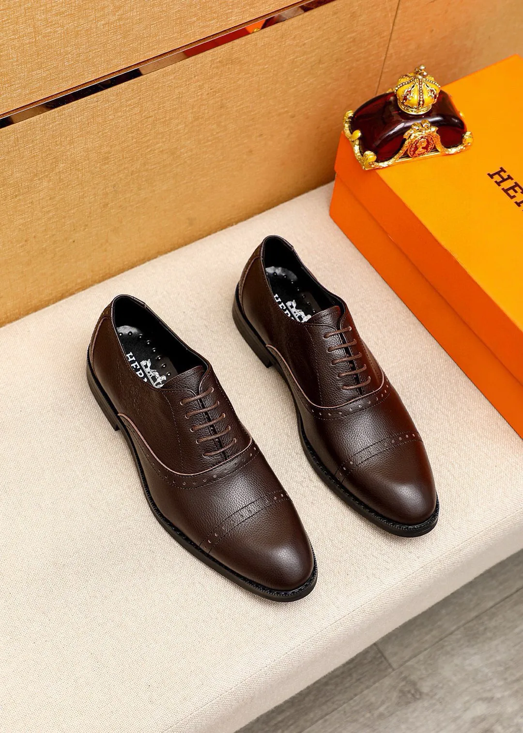 Men's shoes 💰480 💐 Product trademark: HERMES "Hermès" business leather shoes Regular size: 38-44 (45🉑️customized) Product materials: Selected imported first-layer pebbled calfskin upper, imported water-dyed 🐂 cowhide lining. Strong three-dimensional visual effect, non-slip and wear-resistant combination outsole Color: 2⃣️colors available